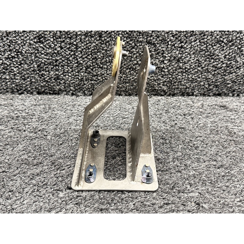 LA57271022 (Fso: 2861100-2) Aileron Bellcrank Bracket RH with Bolt Lock