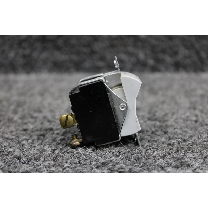 8911K589 (Alt: 99377-004) Carling Pitot Heat Rocker Switch (Volts: 125, 250)