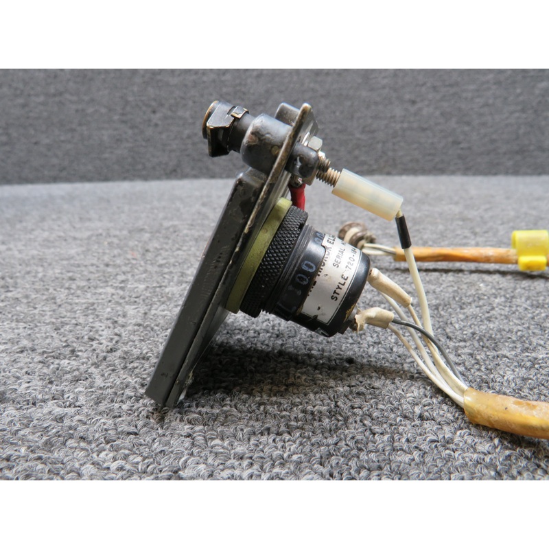 720-184 (Alt: 6608101-3) Hickok Cabin Temp Indicator with Mount (Worn Face)