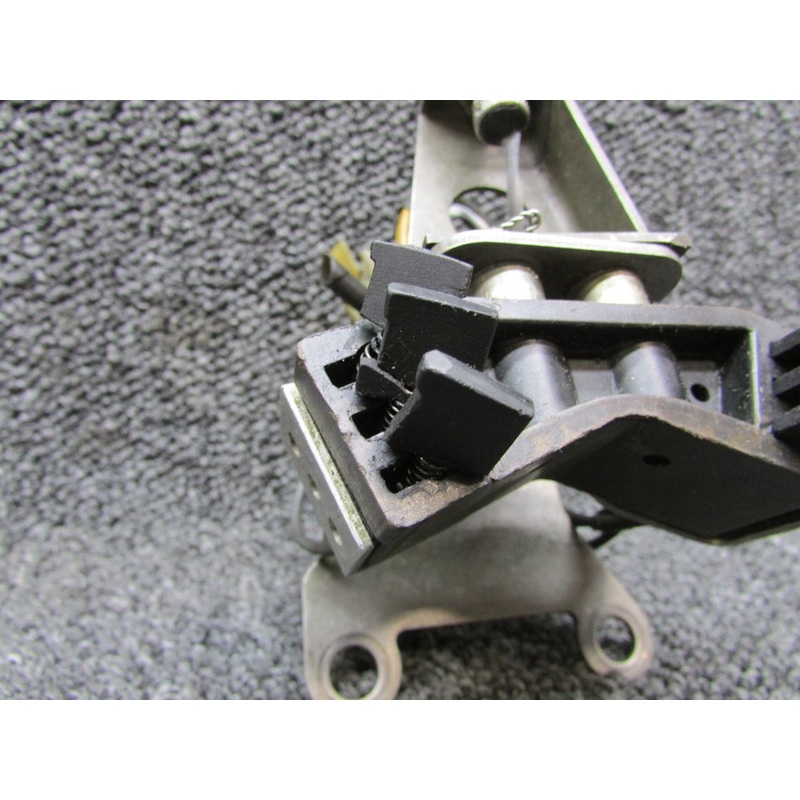 758-273 (Use: 763-855) Piper Rapco Brush Block Assembly (Broken Blocks)