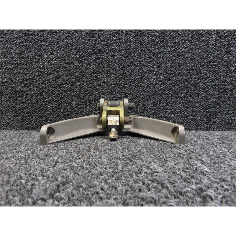 330086 Aero Commander 690B Main Landing Gear Yoke Assembly