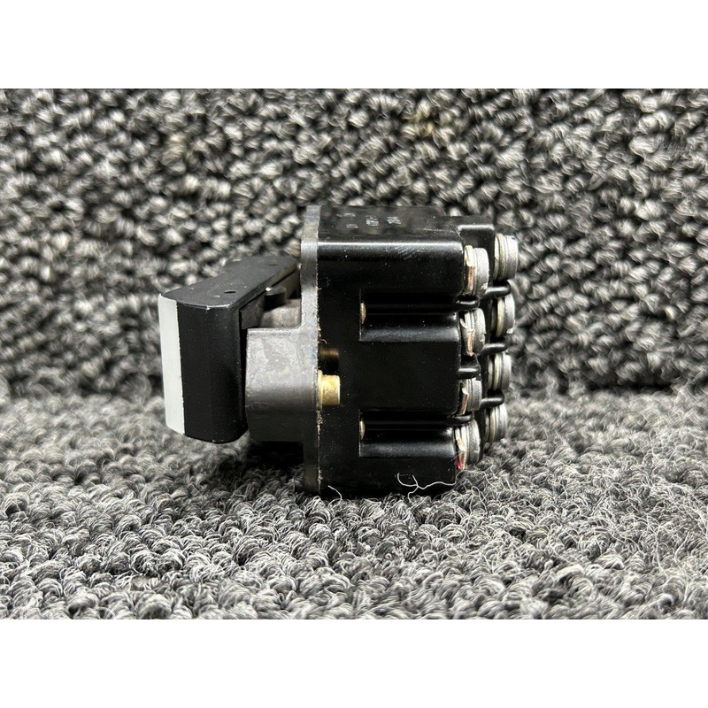 4TP1-3 (Alt: 587-786) UND Lab Inc Ice Protection Rocker Switch