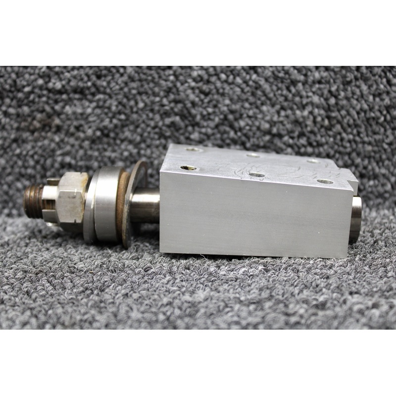 D41-3213-01-50 Diamond DA40-180 Main Gear Strut Mount Inboard LH or RH